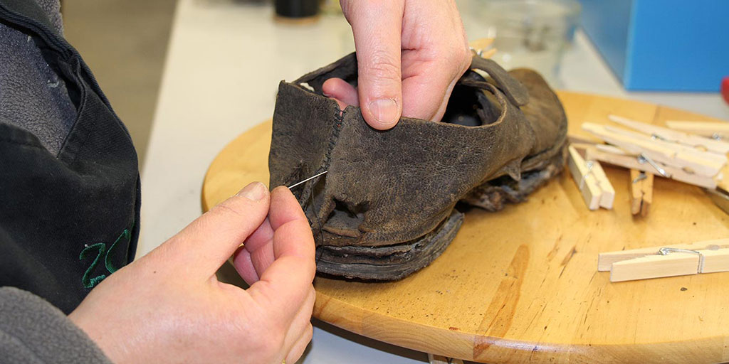 Photo 1 : Chaussure archéologique en cuir gorgé d’eau découverte sur l’épave de la Jeanne-Elisabeth (1755) La couture dans l’axe du talon est refaite à l’identique 