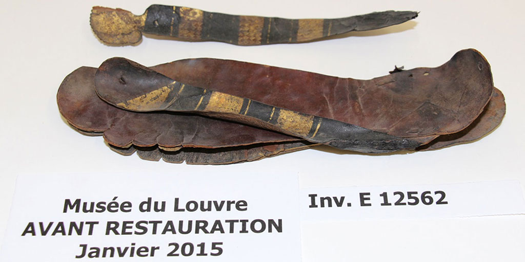 Photo 1 : Restauration d’une paire de sandales coptes conservée au musée du Louvre à Paris Etat avant restauration d’une des deux sandales. 
