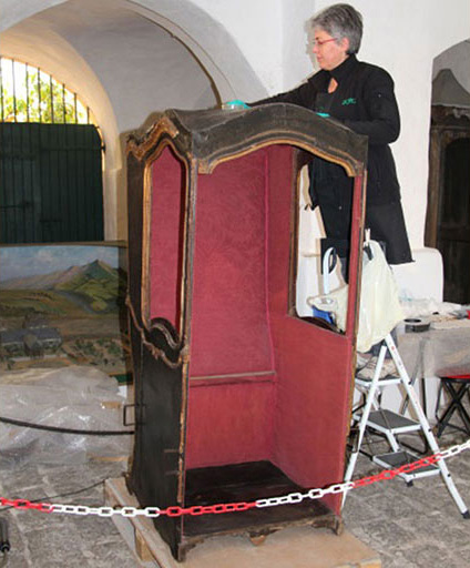 Photo 1 : Restauration d’une chaise à porteurs conservée à la Maison Bonaparte à Ajaccio Nettoyage de la chaise dans les salles du musée. 
