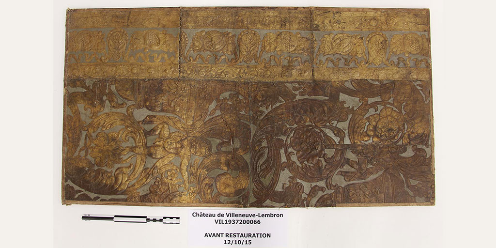 Photo 1 : Panneau en cuir doré polychrome repoussé du château de Villeneuve-Lembron (63) - 2016 Etat du panneau avant sa restauration 