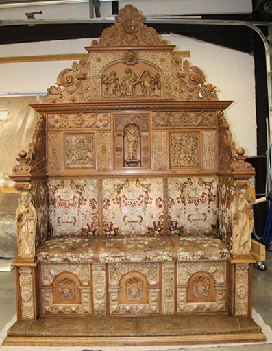 Photo 1 : Restauration d’un banc de chœur conservé dans l’église de Cherré (Sarthe). État après restauration. 
